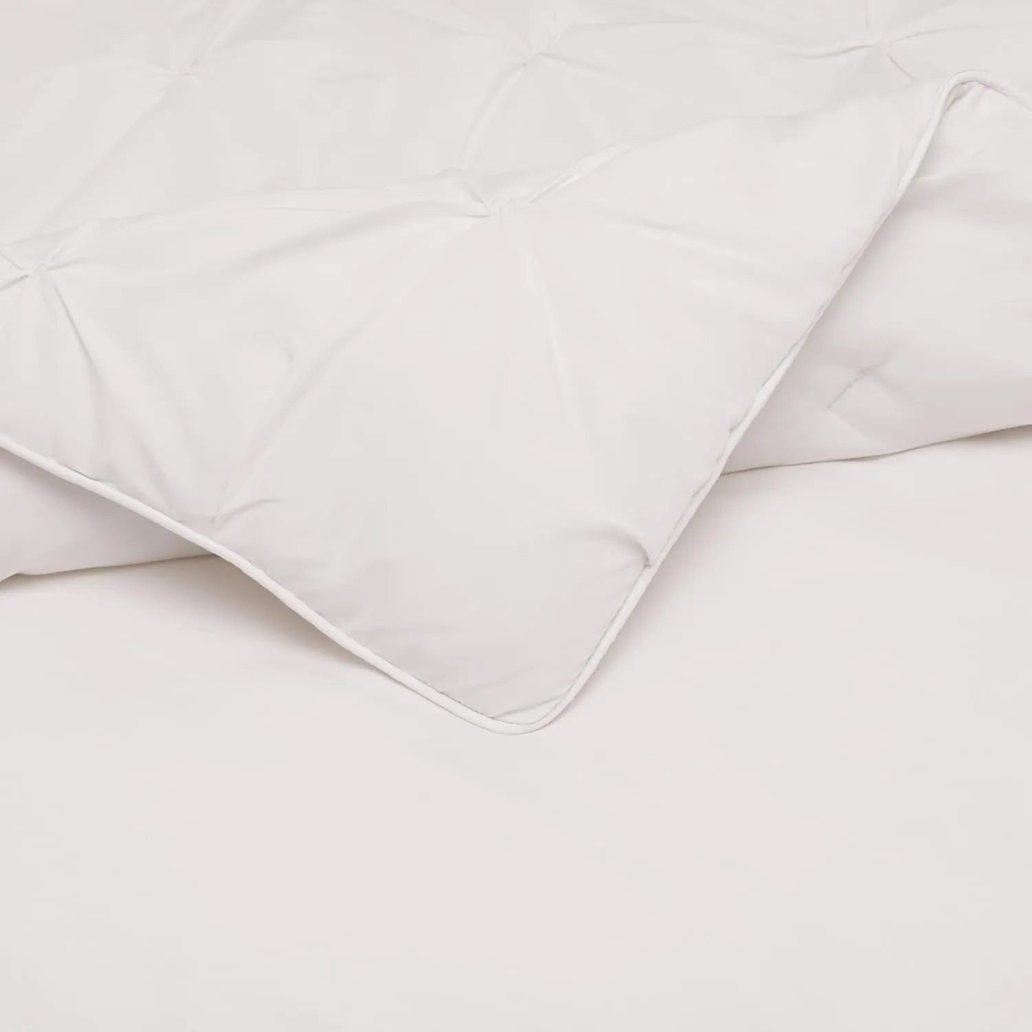Amazon Basics Warm, Breathable Queen Size Comforter Sets, All-Season Down-Alternative 3-Piece Bedding Set, Pinch Pleat Design, Full/Queen Size, Cream