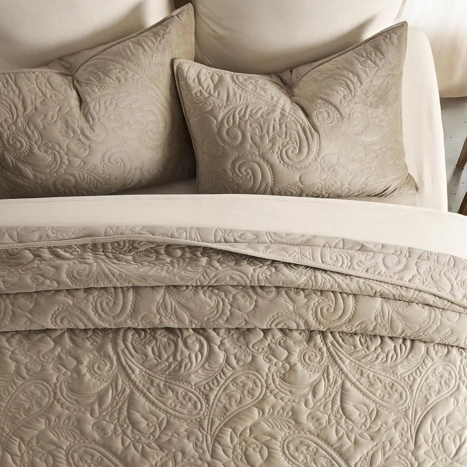 EVERGRACE Luxury Pearl Velvet Quilt Set King Size 3 Pieces, Soft Paisley-Stitch Velvet Comforter Set with Pillow Shams, Lightweight Bedspread Coverlet Bedding Set, Natural