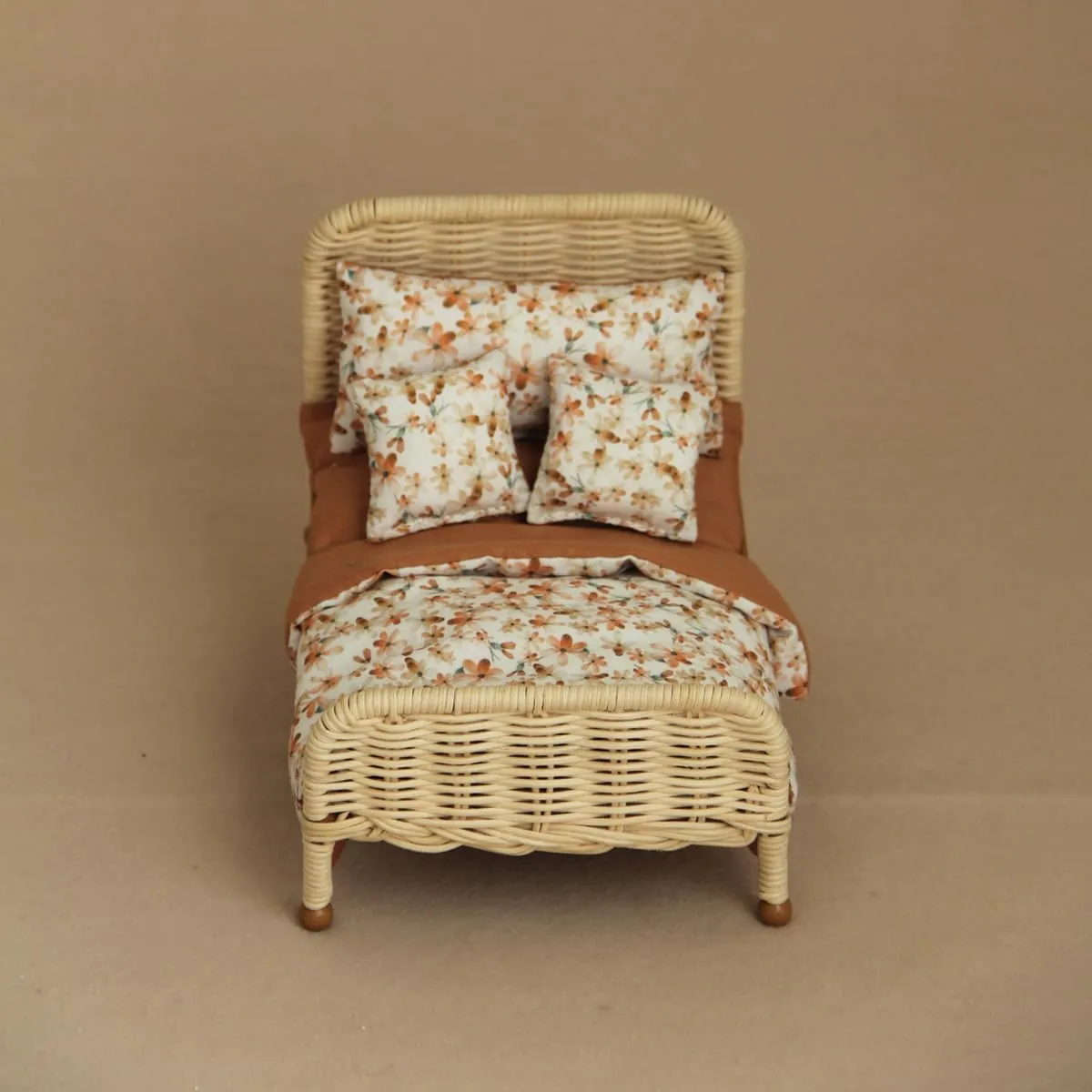Handcrafted Rattan Bed with Brown Floral Bedding for Dollhouse – Available in Light and Dark Brown – Perfect for Miniature Bedrooms (Light Brown)