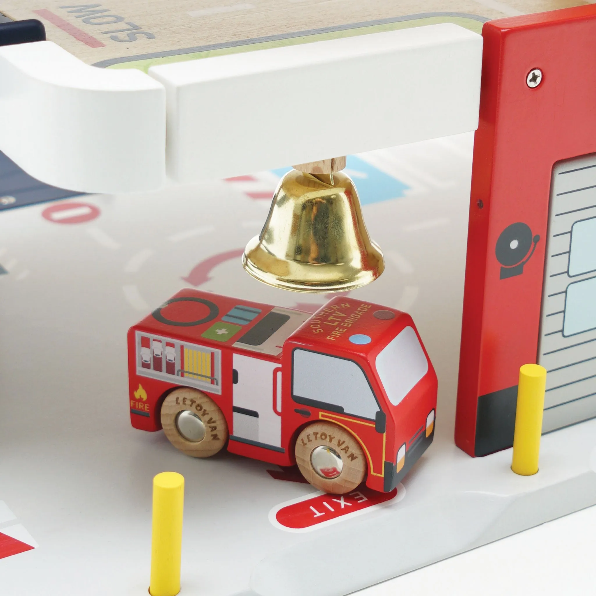 Le Toy Van 453 Fire & Rescue Garage
