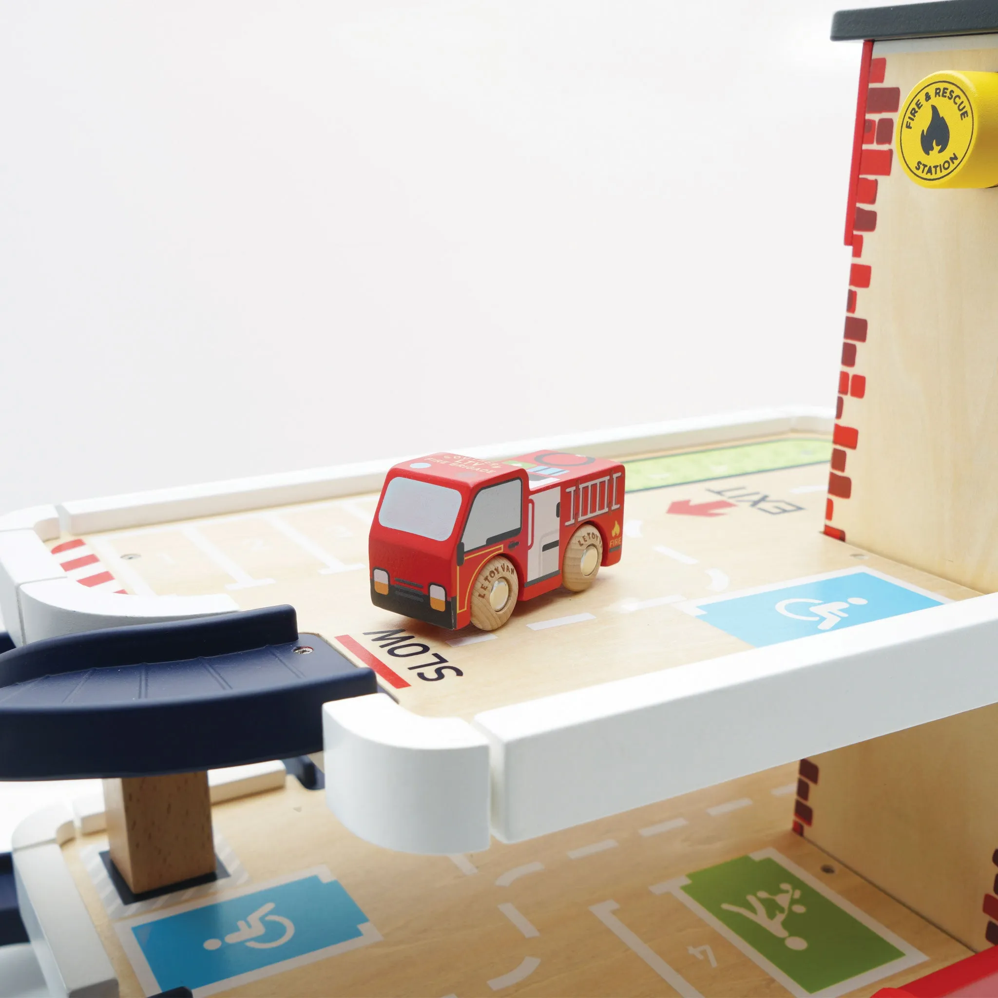 Le Toy Van 453 Fire & Rescue Garage